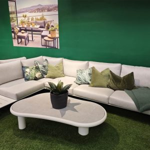 Gardenart hjørnesofa med bord i hvit aluminium med lysgrå puter – Salg på hagemøbler – Pakkepris