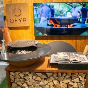 OFYR Island Corten 100, vedfyrt grill med lagringsplass, grillplate og lokk