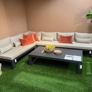 Salg – Stor vinkelsofa fra Gardenart med bord – Pakkepris