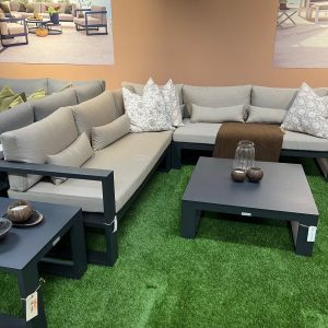 Salg – Stor Gardenart hjørnesofa med bord i moderne design – Pakkepris