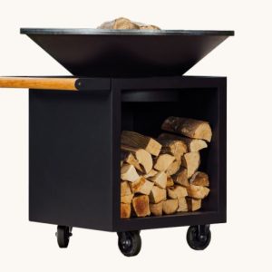 Bestillingsvare – OFYR Classic Storage Black 100 PRO, vedfyrt grill med lagringsplass og hjul
